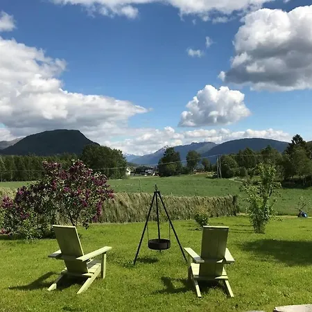 Orheimstunet - Gardsferie For Storfamilien Der Ogsa Hunden Er Velkommen